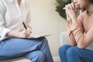 therapist with clipboard talking to client about personality disorder treatment in massachusetts 